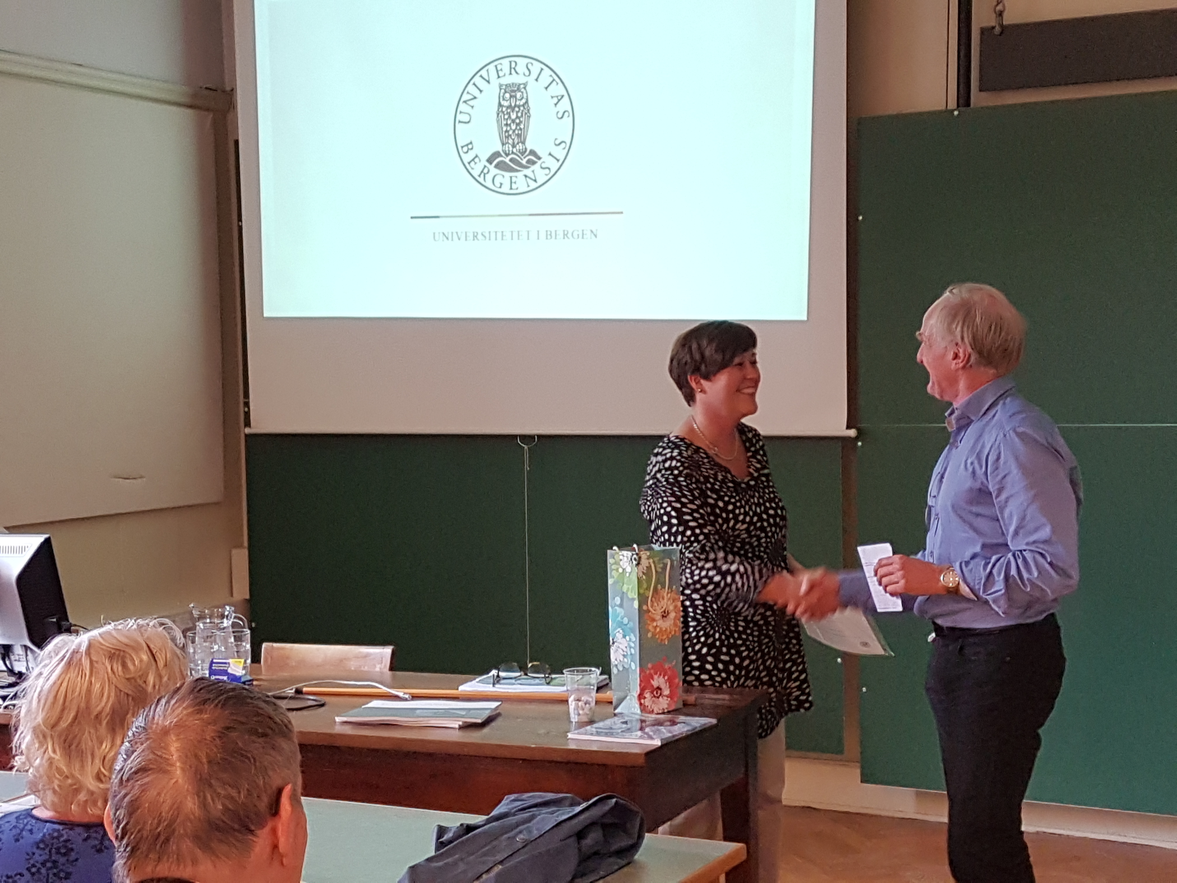 Preses Finn Gunnar Nielsen takker Åse Tveitnes for et godt innlegg om fredning og restaurering av Geofysen og andre universitetsbygg.